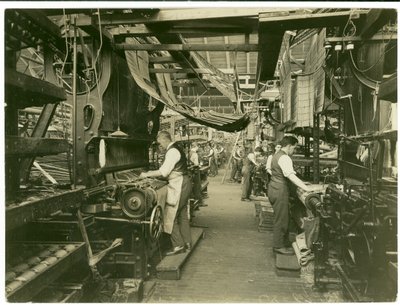 Jacquard wevers, Carpet Trade, 1923 door English Photographer